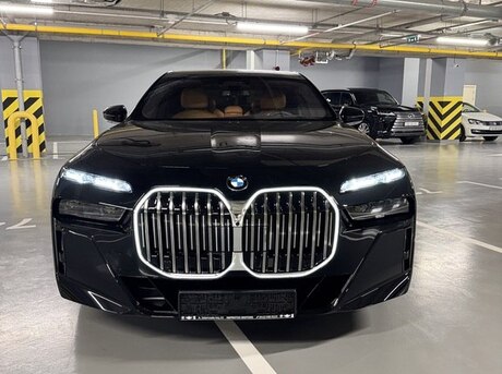 BMW 760 2023