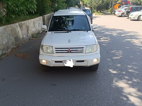 Mitsubishi Pajero io 2000