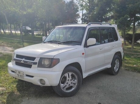 Mitsubishi Pajero io 2000
