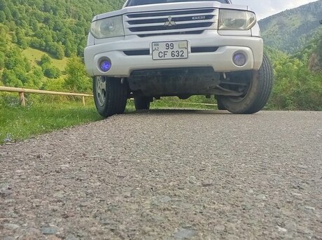 Mitsubishi Pajero io 2000