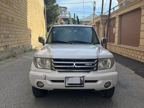 Mitsubishi Pajero io 2001