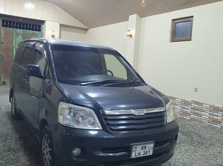 Toyota Noah 2003