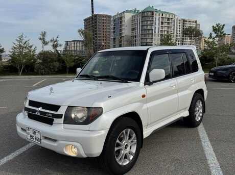 Mitsubishi Pajero io 2000