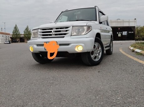 Mitsubishi Pajero io 2000
