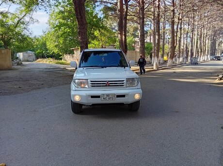 Mitsubishi Pajero io 2000