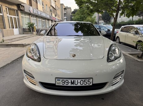 Porsche Panamera 4