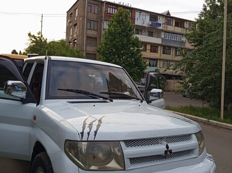 Mitsubishi Pajero io 2000