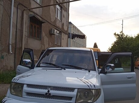 Mitsubishi Pajero io