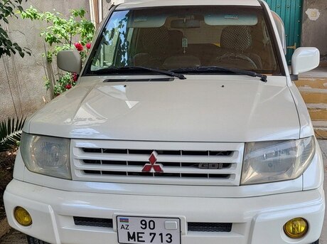 Mitsubishi Pajero io 2000