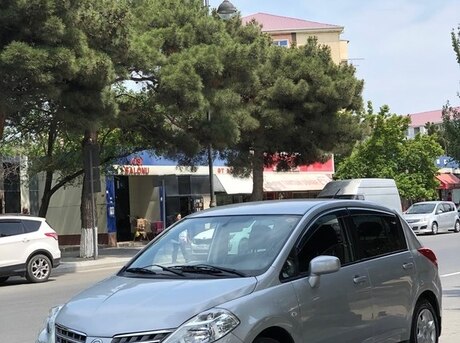 Nissan Tiida 2011