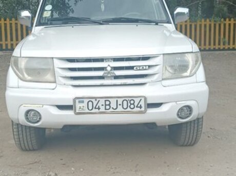 Mitsubishi Pajero io 2001