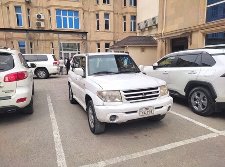 Mitsubishi Pajero io 2000