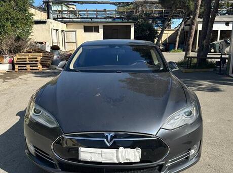 Tesla Model S 2015