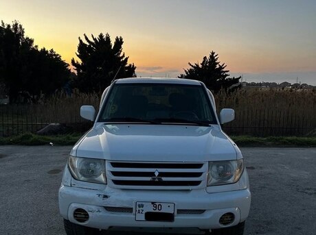 Mitsubishi Pajero io 2000