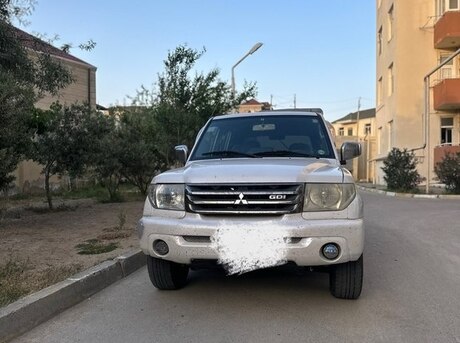 Mitsubishi Pajero io 2001
