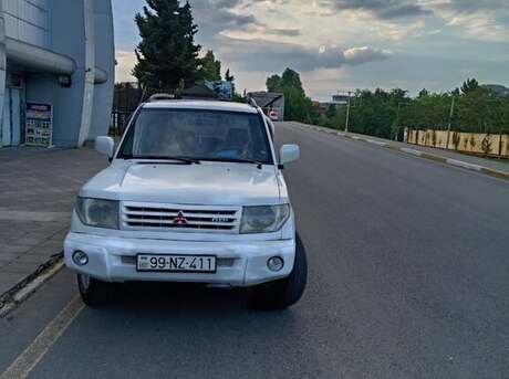 Mitsubishi Pajero io 2000