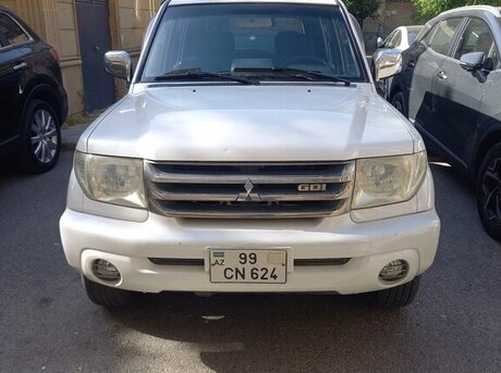 Mitsubishi Pajero io 2001