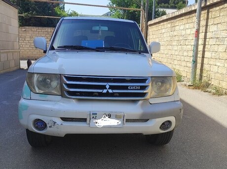 Mitsubishi Pajero io 2000
