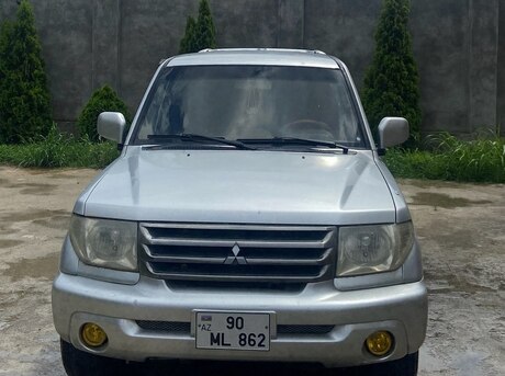 Mitsubishi Pajero io 2000