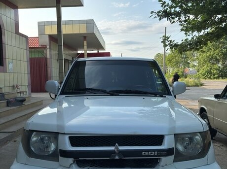 Mitsubishi Pajero io 2002