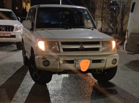 Mitsubishi Pajero io 1999