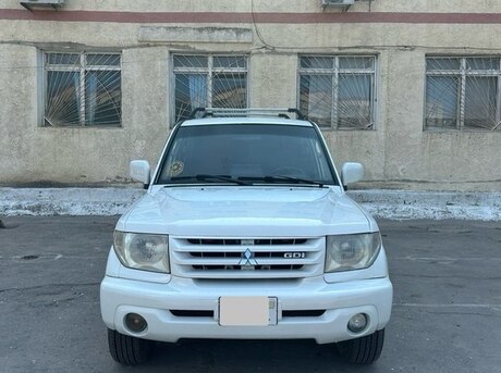 Mitsubishi Pajero io 2000