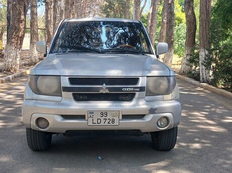 Mitsubishi Pajero io 2000