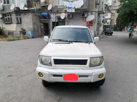 Mitsubishi Pajero io 2000