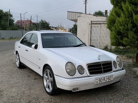 Mercedes E 200