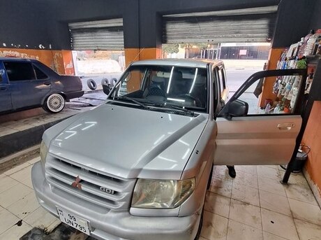 Mitsubishi Pajero io 2001
