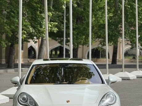 Porsche Panamera 4