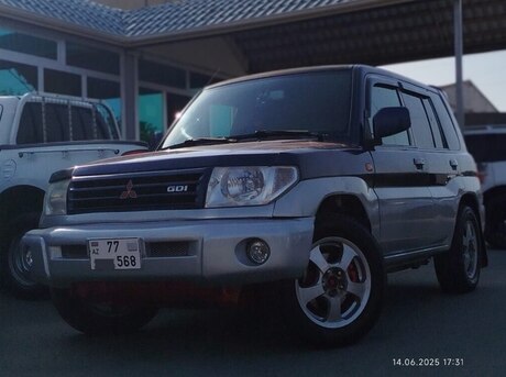 Mitsubishi Pajero io 2000