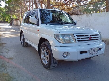 Mitsubishi Pajero io 2000