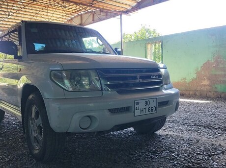 Mitsubishi Pajero io 2001