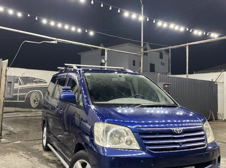 Toyota Noah 2004