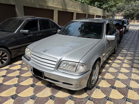 Mercedes C 200