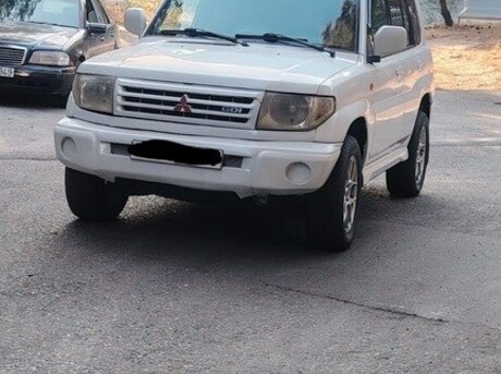 Mitsubishi Pajero io 2000