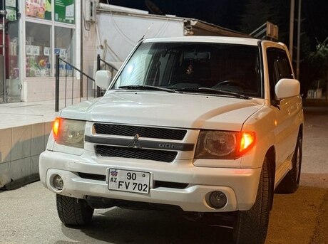 Mitsubishi Pajero io 2000
