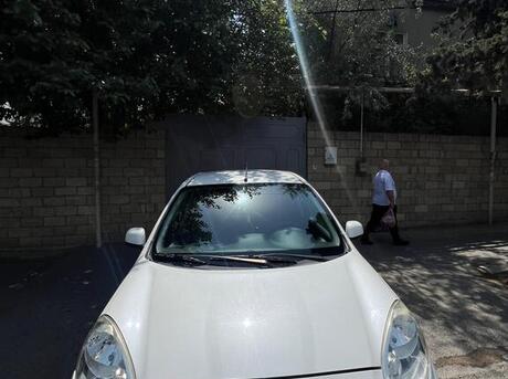 Nissan March 2016