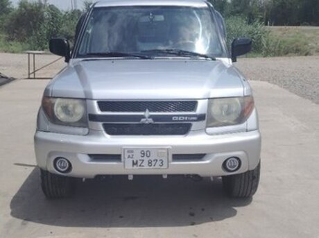 Mitsubishi Pajero io 2001