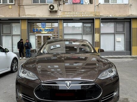 Tesla Model S 2015