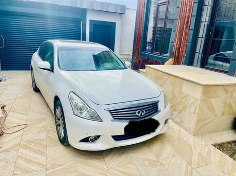 Infiniti  2011