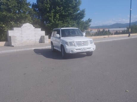 Mitsubishi Pajero io 2000