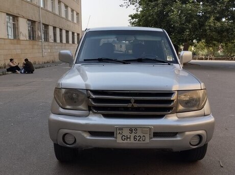 Mitsubishi Pajero io 2000
