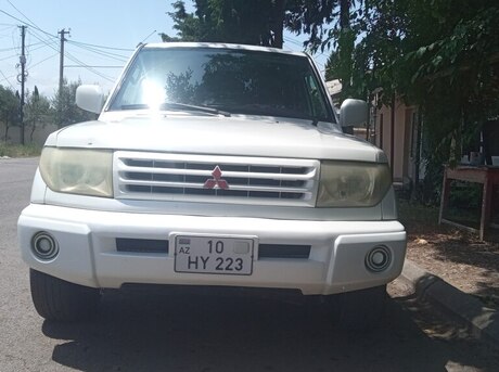 Mitsubishi Pajero io 2000