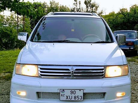 Mitsubishi Chariot 2000