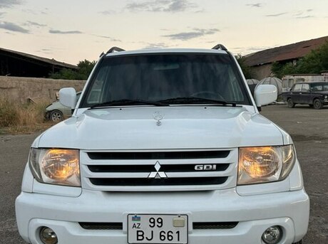 Mitsubishi Pajero io 2001