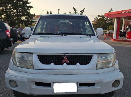 Mitsubishi Pajero io 2000