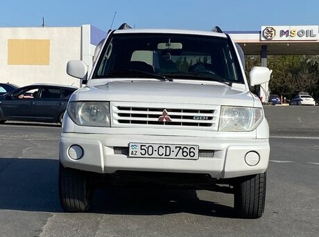 Mitsubishi Pajero io 2000