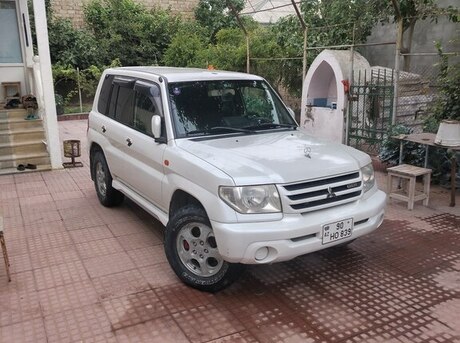 Mitsubishi Pajero io 2000